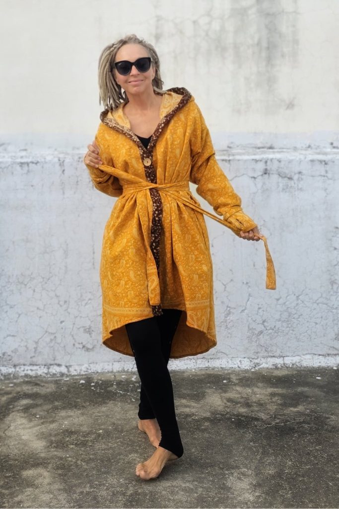 Płaszcz boho z kapturem – orientalny patchwork